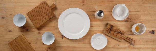 Crockery on a wooden table. Empty dishes. Picnic concept. Copy space top view. - Fotó, kép