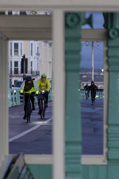 ποδηλάτες στην παραλία Brighton πλαισιώνεται - Φωτογραφία, εικόνα