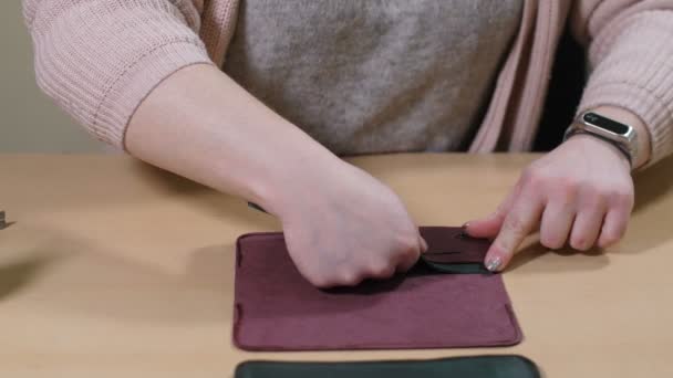 Craftswomans mãos colando partes de bolsa de couro
 - Filmagem, Vídeo