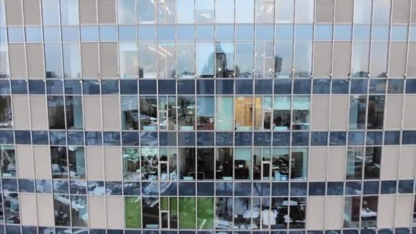 Уличное размышление о фасаде здания из стекла - Кадры, видео