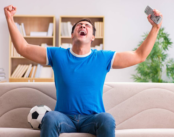 Homem assistindo futebol em casa sentado no sofá - Foto, Imagem