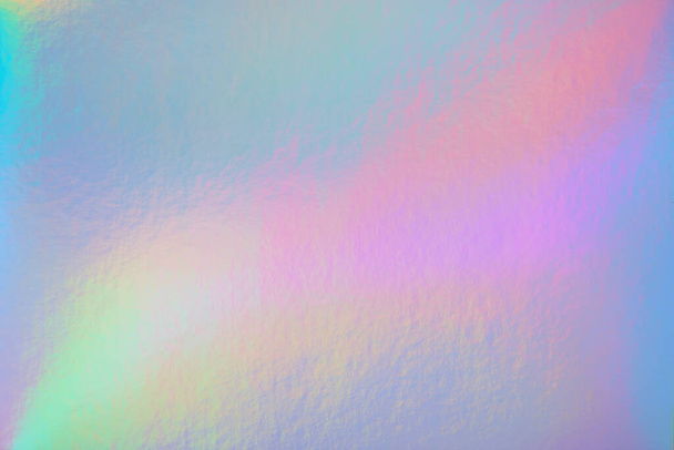 Abstrakti trendikäs sateenkaaren holografinen tausta 80-luvun tyyliin. Hämärtynyt rakenne violetti, vaaleanpunainen ja minttu värejä naarmuja ja väärinkäytöksiä. Pastellivärit
. - Valokuva, kuva
