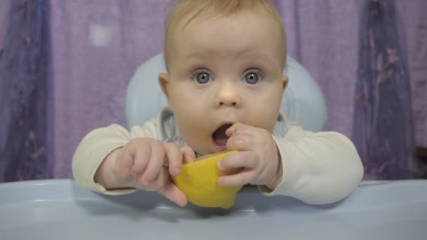 Een kleine jongen proeft de citroen. - Video