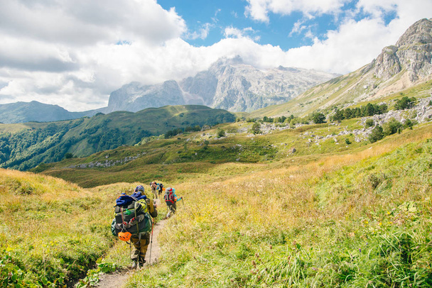 Escursioni di gruppo in montagna con grandi zaini. Russia
 - Foto, immagini