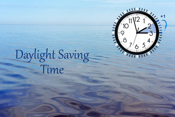 Daylight Saving Time (Dst) Ρολόι τοίχου σε θαλάσσιο τοπίο. Γύρνα τον χρόνο μπροστά. Αφηρημένη φωτογραφία της αλλαγής του χρόνου την άνοιξη. - Φωτογραφία, εικόνα
