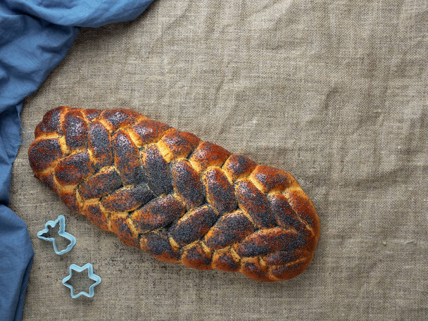 Challah pain (pain tressé doux cuit au four), vue du dessus, espace de copie. Pain traditionnel
. - Photo, image