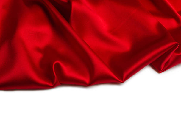 Červené hedvábí nebo saténový luxusní textura tkaniny lze použít jako abstraktní pozadí. Horní pohled. - Fotografie, Obrázek