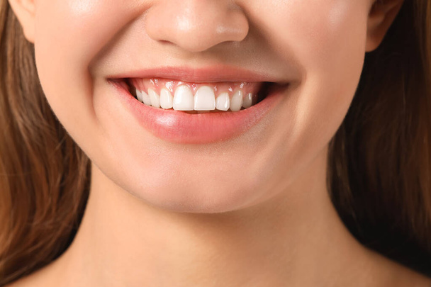 健康な歯茎を持つ若い女性,クローズアップ - 写真・画像
