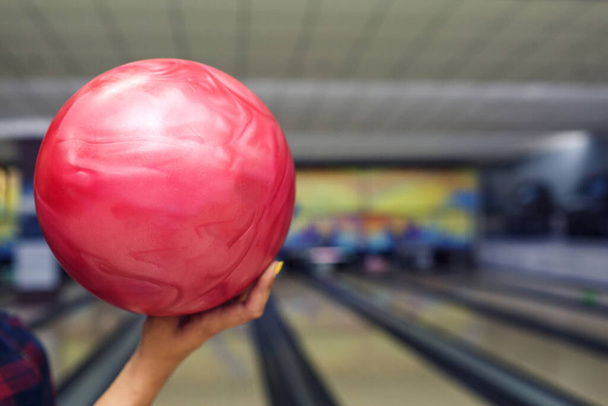 Bir kızın elindeki bowling topunun yakın çekimi.. - Fotoğraf, Görsel