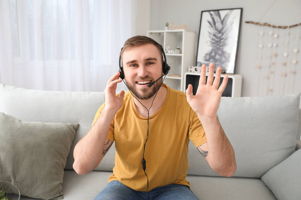 Mladý muž používající video chat doma - Fotografie, Obrázek