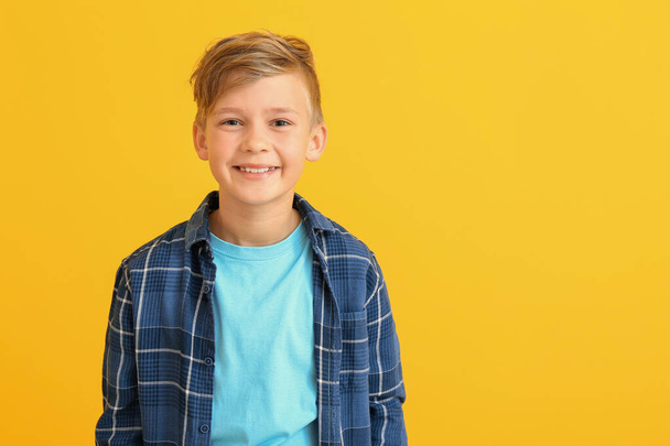 Happy little boy with healthy teeth on color background - Foto, Imagen