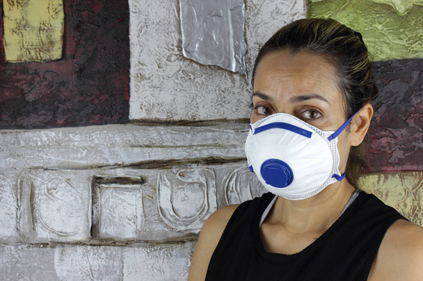 Mujer latinoamericana con máscara de virus para la prevención del virus corona
 - Foto, Imagen
