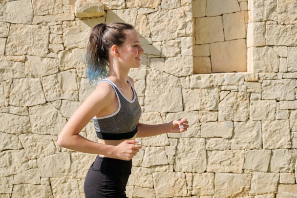 Adolescente chica corriendo outdor en un día de verano
 - Foto, imagen