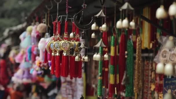 Uma vista próxima do artesanato nepalês, lembranças em lojas de presentes. Nepal Kathmandu, mercado, bazar
. - Filmagem, Vídeo