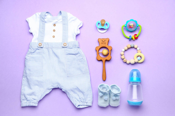 Baby clothes and accessories on color background - Foto, Bild
