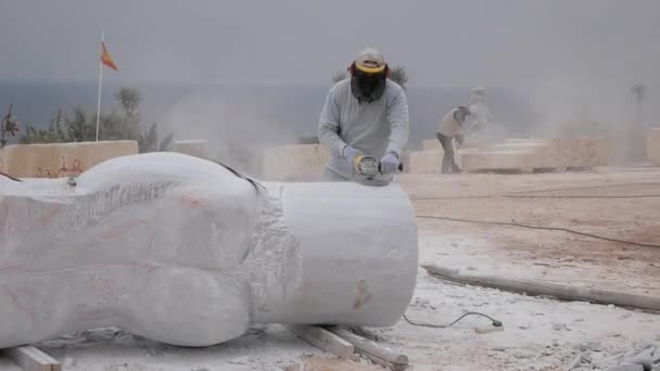 Sochař pracuje na tvorbě soch pomocí brusky. - Záběry, video