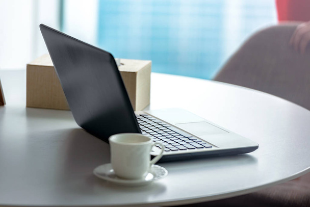 Laptop con una tazza di caffè sulla scrivania sul posto di lavoro
 - Foto, immagini