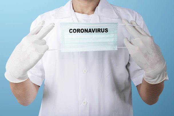 Grip maskesi takan koruyucu eldivenli bir adam. Grip hastalığını önle Coronavirus - Fotoğraf, Görsel