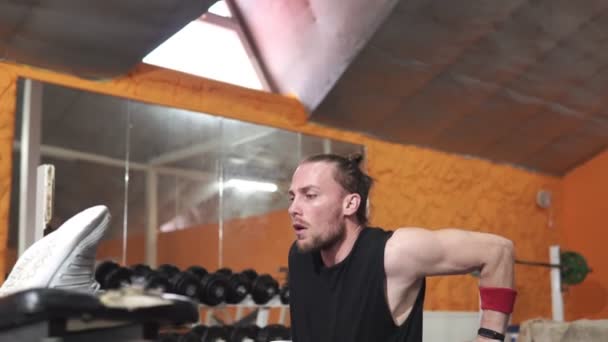 Athlete guy lifts weights in the gym. Sport, health, lifestyle. - Séquence, vidéo