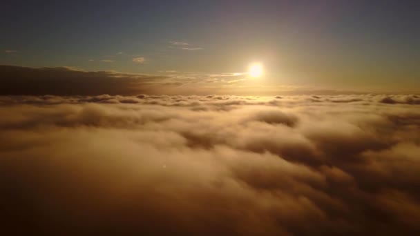 stoupá přes mraky k obloze - Záběry, video