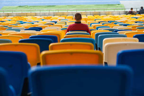 観客は半空のスタジアムでサッカーを見ます - 写真・画像