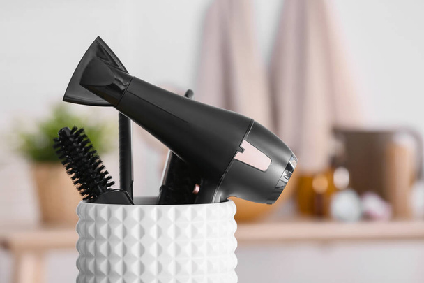 Sèche-cheveux et outils de coiffure modernes dans le salon
 - Photo, image