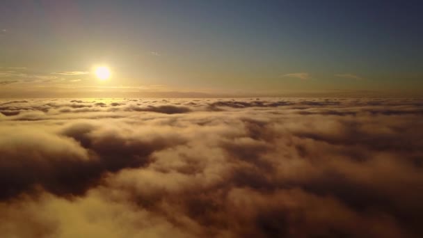 a felhőkön át az égbe emelkedve - Felvétel, videó
