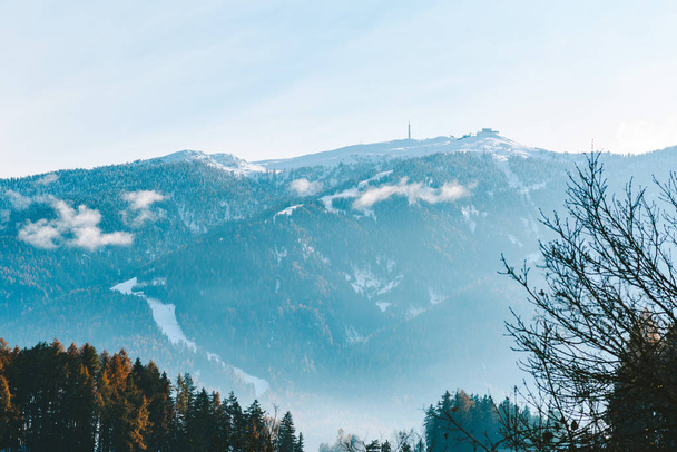 Bruneck télen. Ez a legnagyobb város a Puster Valley az olasz tartomány Dél-Tirol, Olaszország - Fotó, kép