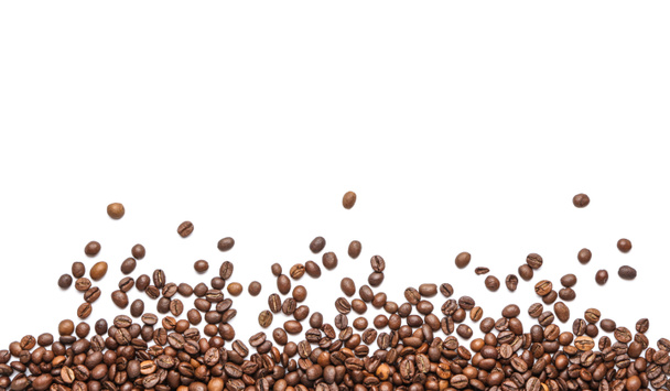 mnoho kávová zrna na bílém pozadí - Fotografie, Obrázek