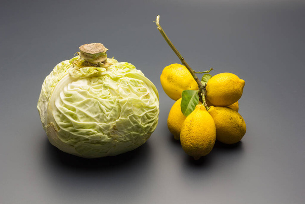Citrus ve kış sebzeleri, vitamin açısından zengin, çok sağlıklı. Aromatik sarı derisi ve asit tadı olan limon kışın ve kışın taze sebze lahanası yapmak için idealdir. - Fotoğraf, Görsel