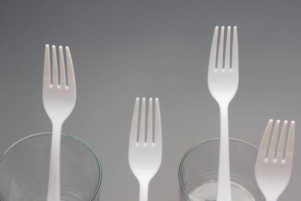 白い色のフォークとリサイクル可能なプラスチック材料で構築,友人や家族の間でピクニック食品を刺すために. - 写真・画像
