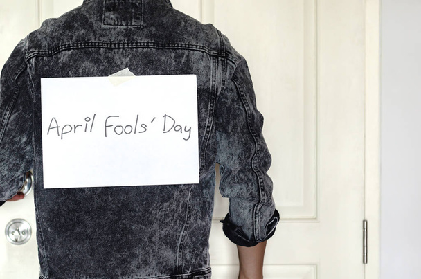 Заметка на скотче мужчины с надписью "Апрельский день дураков"
. - Фото, изображение