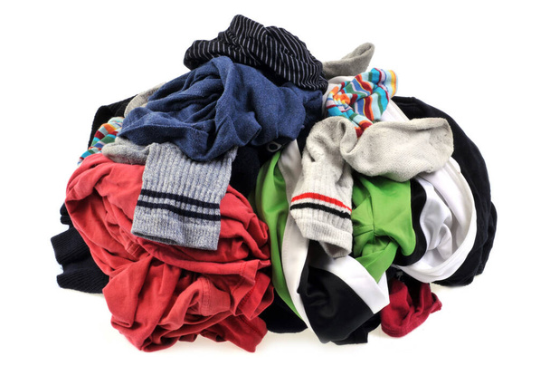 Schmutzige Wäsche in Großaufnahme auf weißem Hintergrund - Foto, Bild