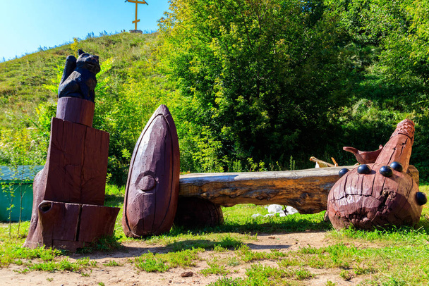 Dřevěná socha palcátu epického hrdiny Ilji Murometse v Karáčí vesnici u Muromu, Rusko - Fotografie, Obrázek