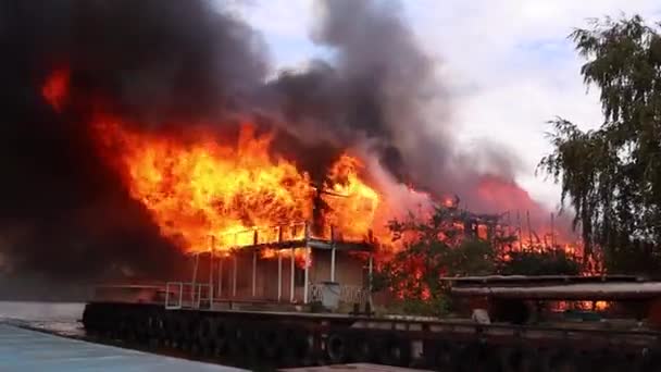 duży pożar z czarnym dymem anteny panoramiczny widok niebo mucha - Materiał filmowy, wideo