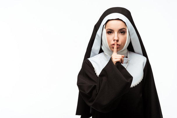 freira séria mostrando símbolo de silêncio, isolado em branco
   - Foto, Imagem