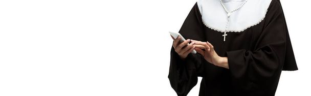 plano panorámico de monja usando teléfono inteligente aislado en blanco
 - Foto, Imagen
