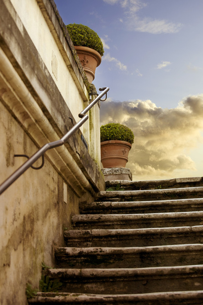 Escalera romántica de mármol antiguo
 - Foto, Imagen