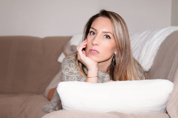 rilassare bella sorridente giovane donna sul divano sdraiato a casa
 - Foto, immagini