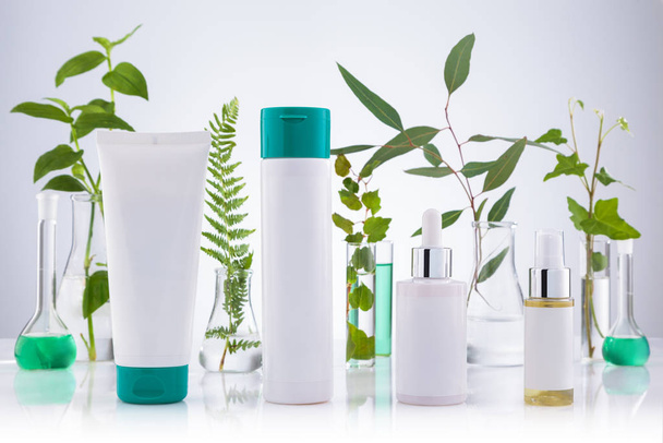 Koncept kosmetického výzkumu pro smetanu, polévky, balzám, pěnu, šampon. - Fotografie, Obrázek