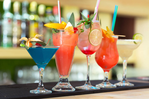 bar pult koktejly nápoje výběr pestrobarevné letní nápoje - Fotografie, Obrázek