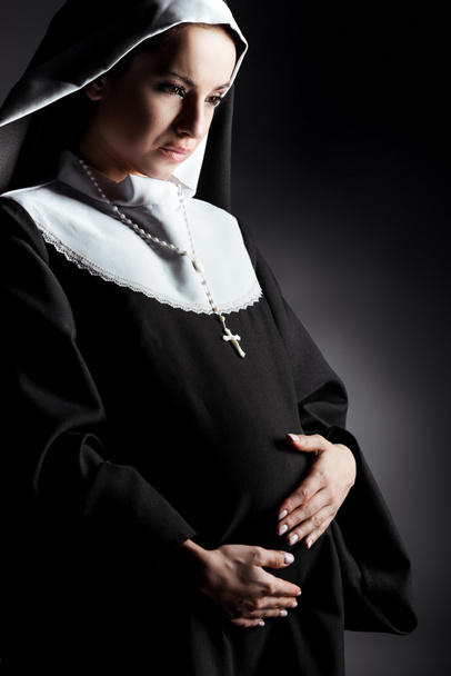 llorando embarazada monja tocando barriga en gris
 - Foto, imagen