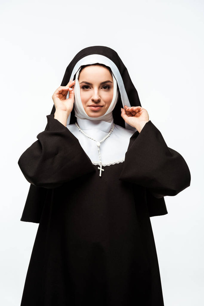 schöne lächelnde Nonne in schwarzer Kleidung, isoliert auf weiß - Foto, Bild