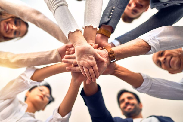 Groupe de travailleurs d'affaires debout avec les mains ensemble au bureau
 - Photo, image
