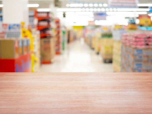 Table en bois vide sur flou du supermarché Pour l'affichage du produit de montage
 - Photo, image