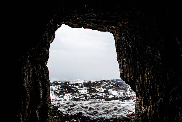 Schöne Aussicht aus dem Inneren der Höhle - Foto, Bild