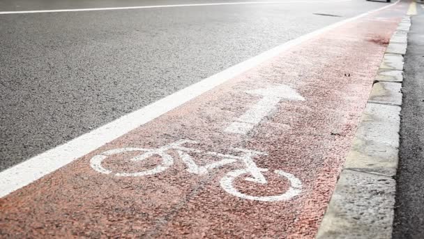 Red path with sign for bicyclists - Filmagem, Vídeo