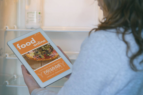 自宅でタブレットでオンラインで食べ物を注文する - 写真・画像