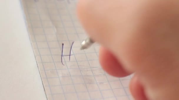 A fickó ír egy tollal egy füzetben egy levelet az apjának: Extrém közelkép, teljes Hd. Első személy nézőpontja. - Felvétel, videó