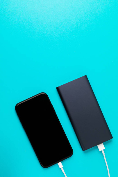 Chargement smartphone avec alimentation Banque via câble USB
 - Photo, image